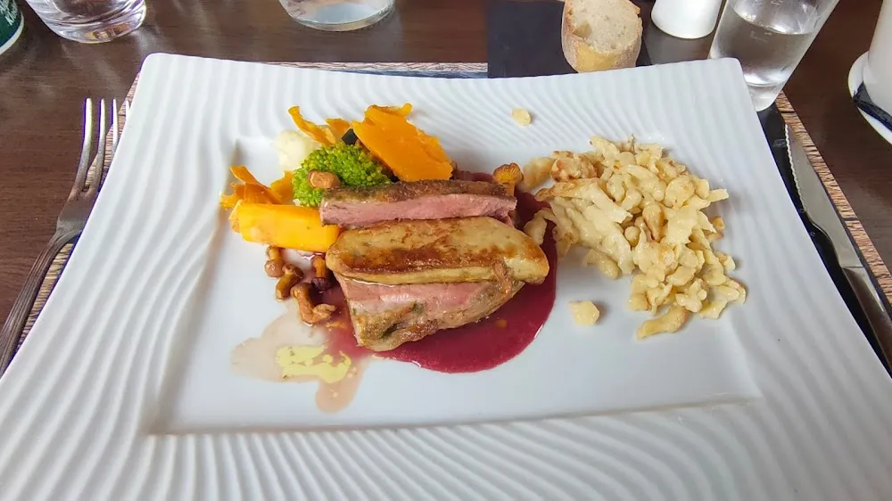 Filet de Rôti de Canette Aux Herbes Fourrée d'une Escalope de Foie Gras de Canard Poêlée