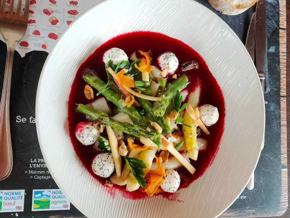 Gaspacho de Betteraves Asperges Vertes Et Blanches Et Chèvre Frais Du Bergenbach