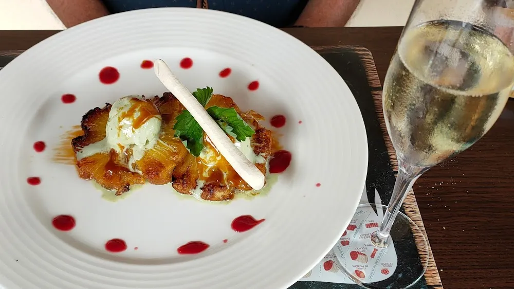 Rouelle D'ananas Poêlé Glace Pistache